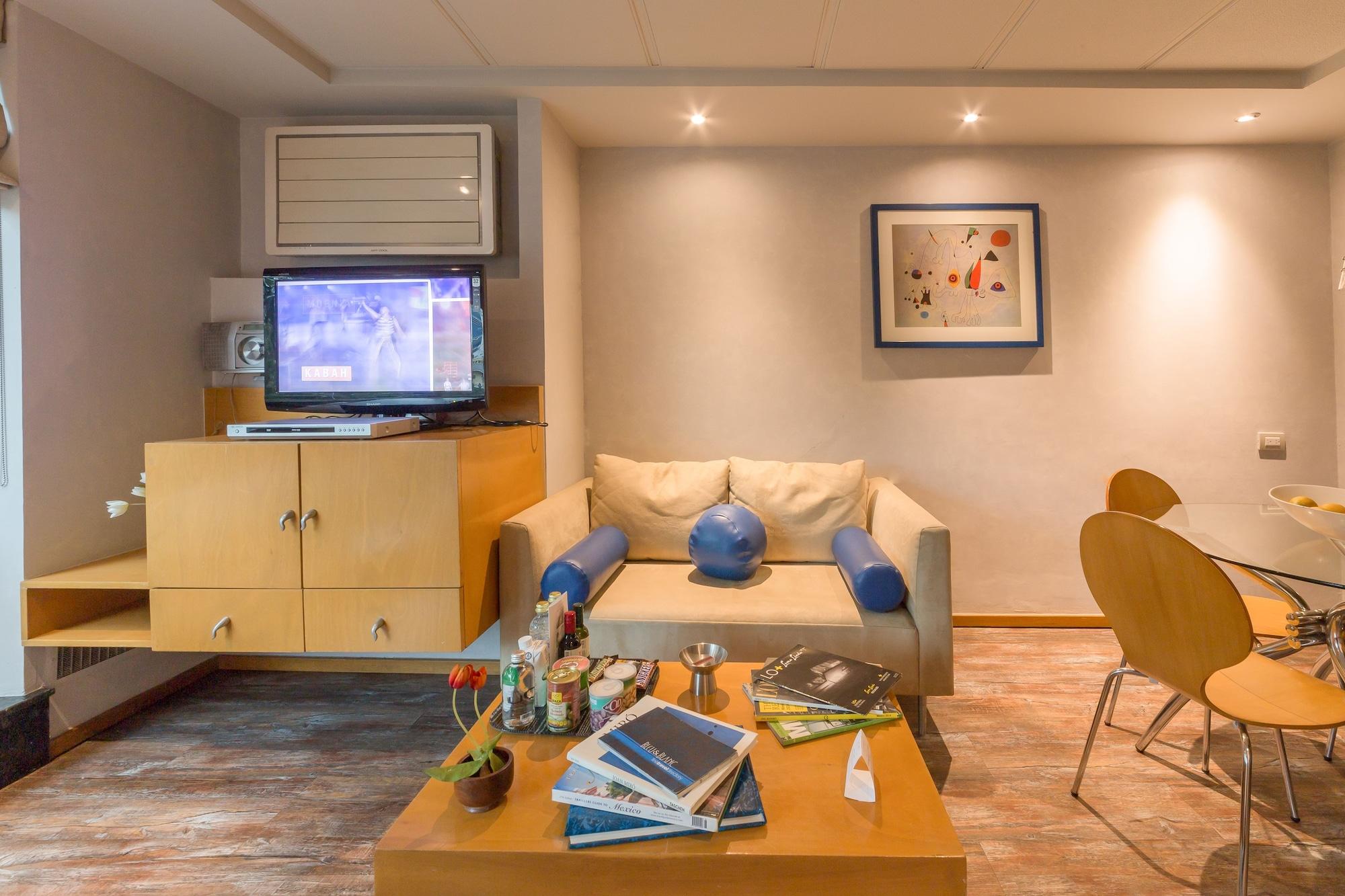 Suites Contempo Mexico Extérieur photo A living room in a hotel suite