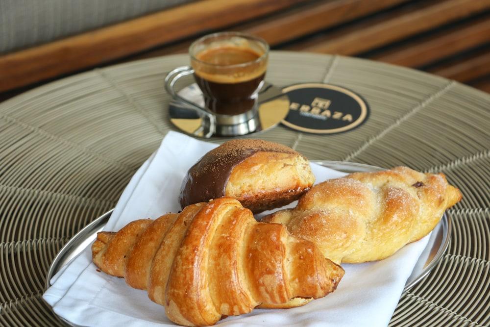 Suites Contempo Mexico Extérieur photo Croissant and chocolate bun