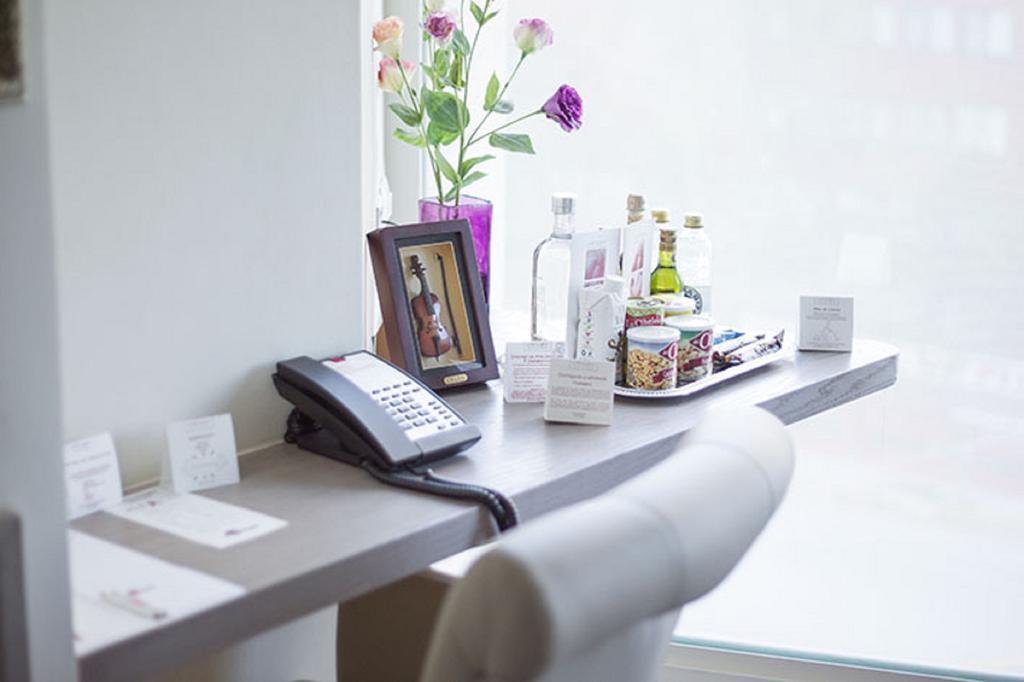 Suites Contempo Mexico Extérieur photo A typical hotel room telephone