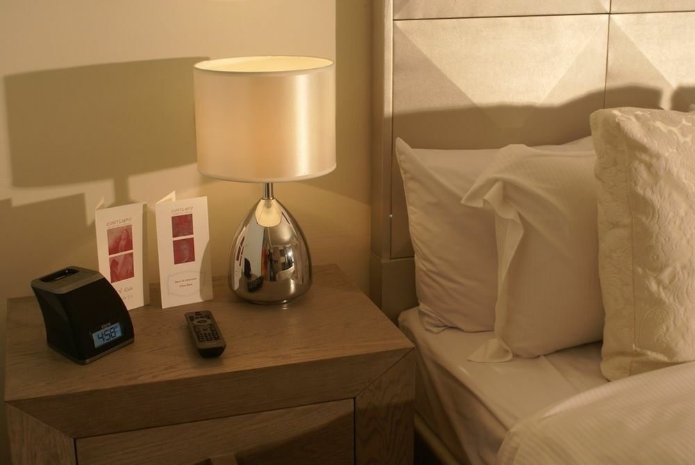 Suites Contempo Mexico Extérieur photo A bedside table